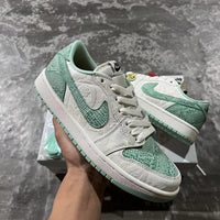 Retro Low Top Sneakers, White Green Colorway, Lace Up Design, Casual Gift for Sneaker Fans