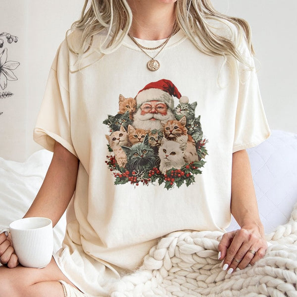 Adorable Vintage Christmas Kittens Graphic Tee, Santa Claus Cats T-Shirt, Retro Holiday Cat Lover Shirt, Festive Winter Cat T