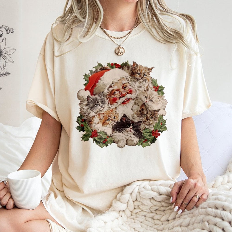 Vintage Cat Wreath Graphic Tee, Santa Claus Kittens Christmas Shirt, Adorable Kitten Holiday T-Shirt, Festive Cat Lover Xmas Shirt, Cat Mom Present