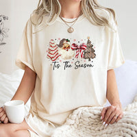 Retro Leopard Santa T-Shirt, Tis the Season Christmas T-Shirt, Coquette Bow Holiday Tee, Festive Graphic T-Shirt, Adorable Xmas Present for Women